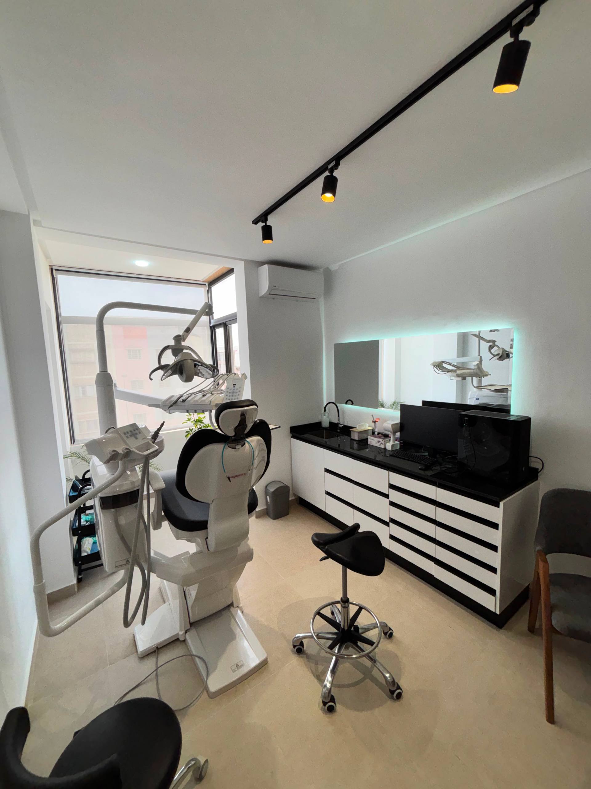 Salle de soins équipée du Pure Dental Center à Témara