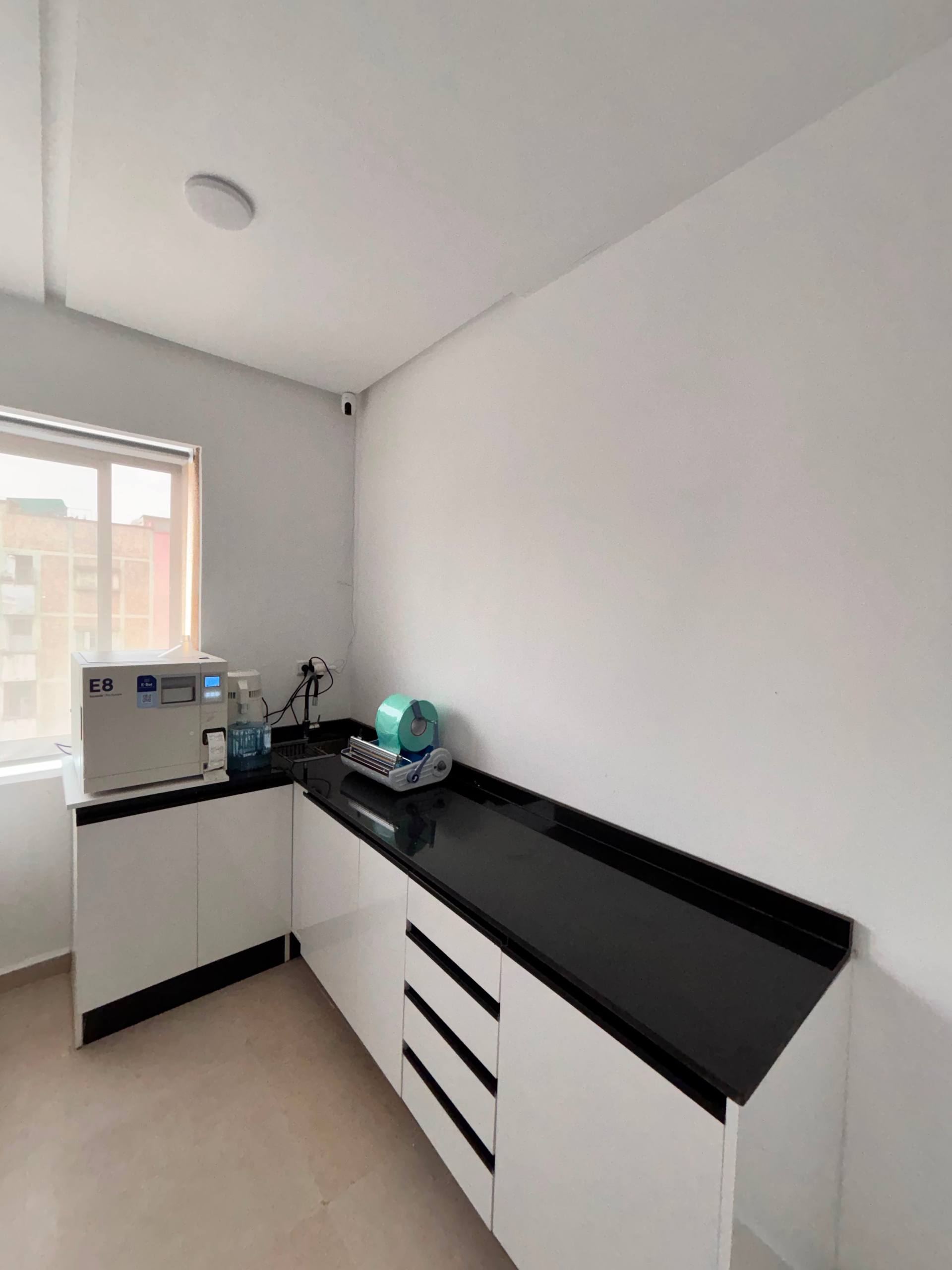 Espace de stérilisation du Pure Dental Center — hygiène et asepsie